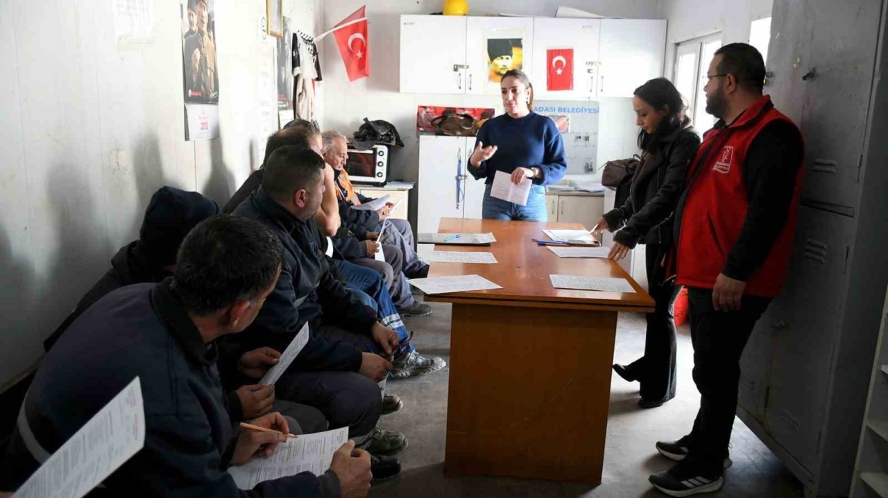 kusadasi belediyesinden personeline is sagligi ve guvenligi egitimi 902d4239f804