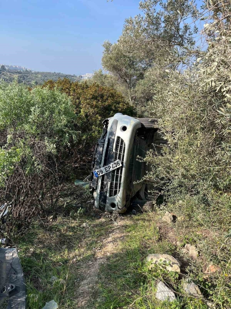 kusadasinda arac sarampole yuvarlandi 1 yarali 5be08953f953