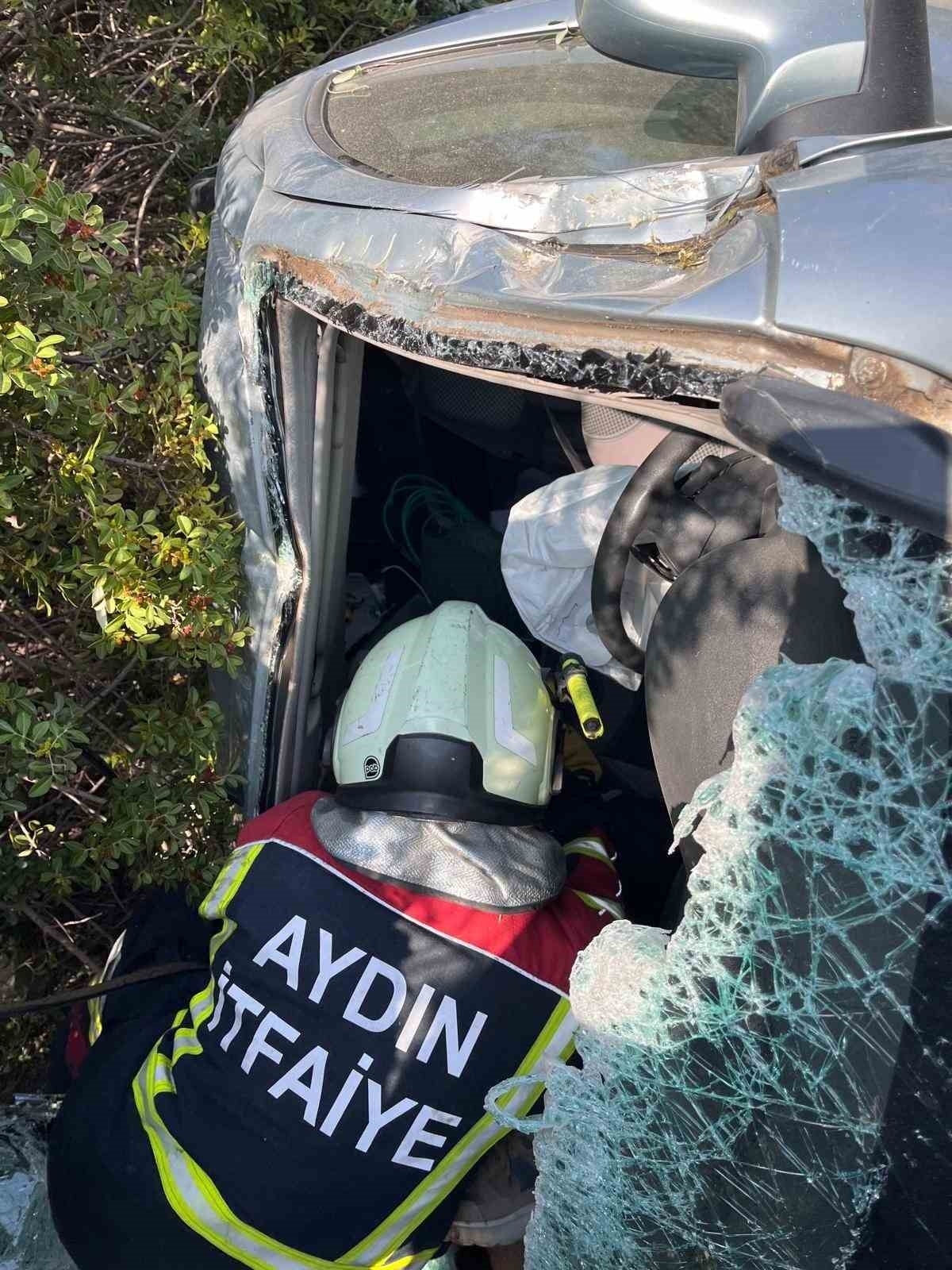 kusadasinda arac sarampole yuvarlandi 1 yarali ea1452751333