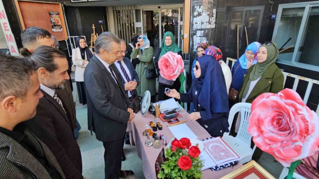 Nazilli’de Tezhip, Ebru ve Hüsn-i Hat Sergisi açıldı 5 nazillide tezhip ebru ve husn i hat sergisi acildi 2301c3efd285