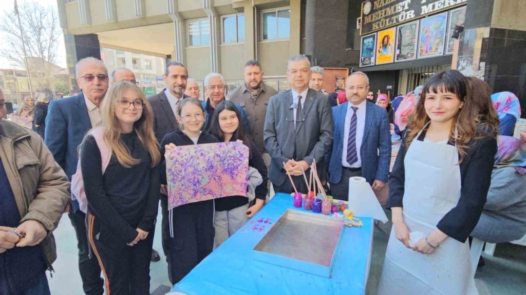 Nazilli’de Tezhip, Ebru ve Hüsn-i Hat Sergisi açıldı 7 nazillide tezhip ebru ve husn i hat sergisi acildi e5b1425ae7d0