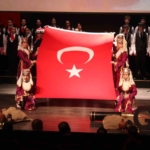 Öğrencilerinin ‘Bir Hilal Uğruna’ oratoryosu ayakta alkışlandı