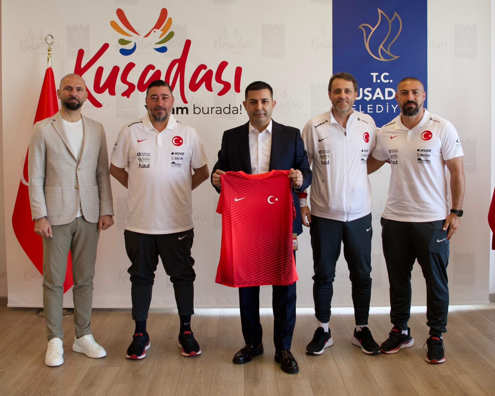 Kuşadası'nda çalışan Milli Takım'dan Başkan Günel'e ziyaret 7 Kuşadası’nda çalışan Milli Takım’dan Başkan Günel’e ziyaret