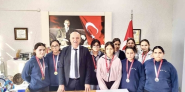 Ortaokul öğrencileri bilek güreşinde madalyalara ambargo koydu