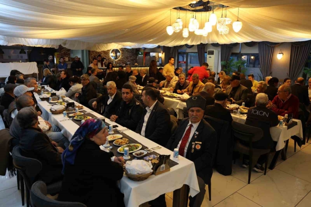 sokede protokol huzurevi sakinleriyle iftar sofrasinda bulustu bdcc61939571