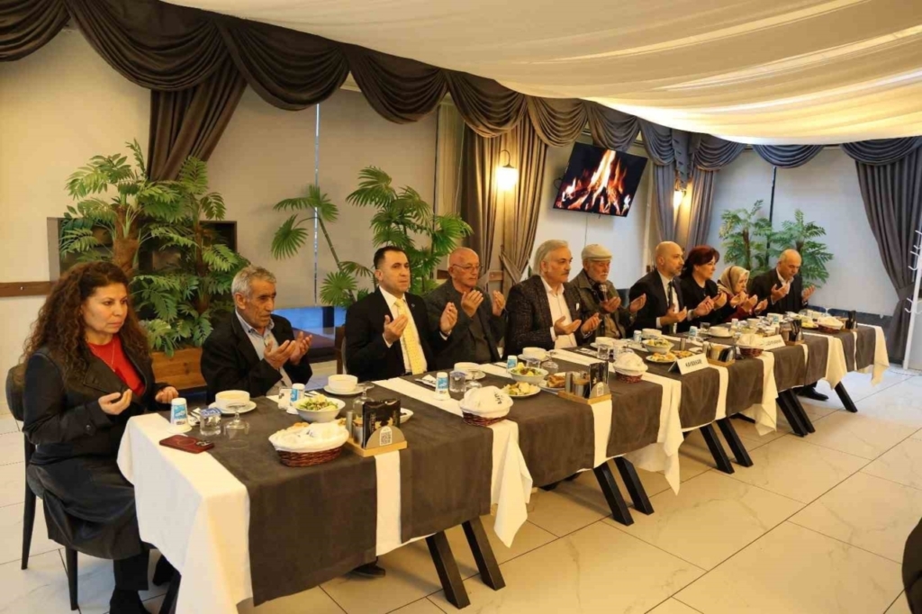 sokede protokol huzurevi sakinleriyle iftar sofrasinda bulustu f23c7af64ac1