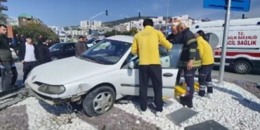 Ters yönden çıkınca kaza kaçınılmaz oldu: 2 yaralı