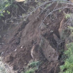 Toprak kayması sonucu evi yıkılan genç 10 dakikayla kurtuldu