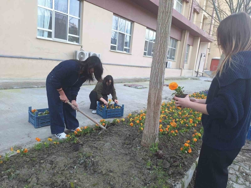 yurt bahcesi gonullu ogrencilerle bahara hazirlandi ae5ac03536e3