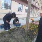 Yurt bahçesi gönüllü öğrencilerle bahara hazırlandı