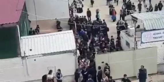Okuldakiler silah sesleri ile irkildi! Veliler ve öğrenciler büyük panik yaşadı