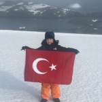 7 yaşındaki Pars, Güney Kutbu’nda Türk bayrağı açtı