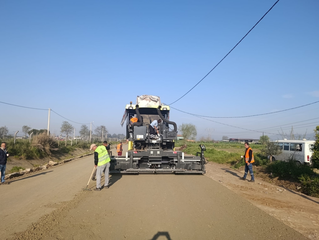 Başkan Çerçioğlu’nun Öncülüğünde Aydın’ın Tüm İlçelerinde Yol Yapım ve Yenileme Çalışmaları Sürüyor 3 FOTOGRAF 2 2