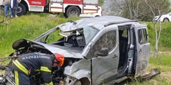 Tarlada panik: 4 yaralı araçta sıkıştı