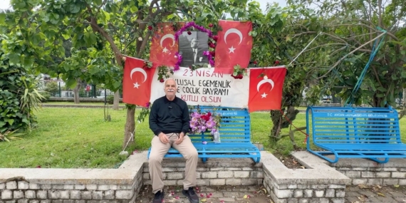 Aydın’ın en renkli bankı: Türk bayrağı, Atatürk posteri ve güller…