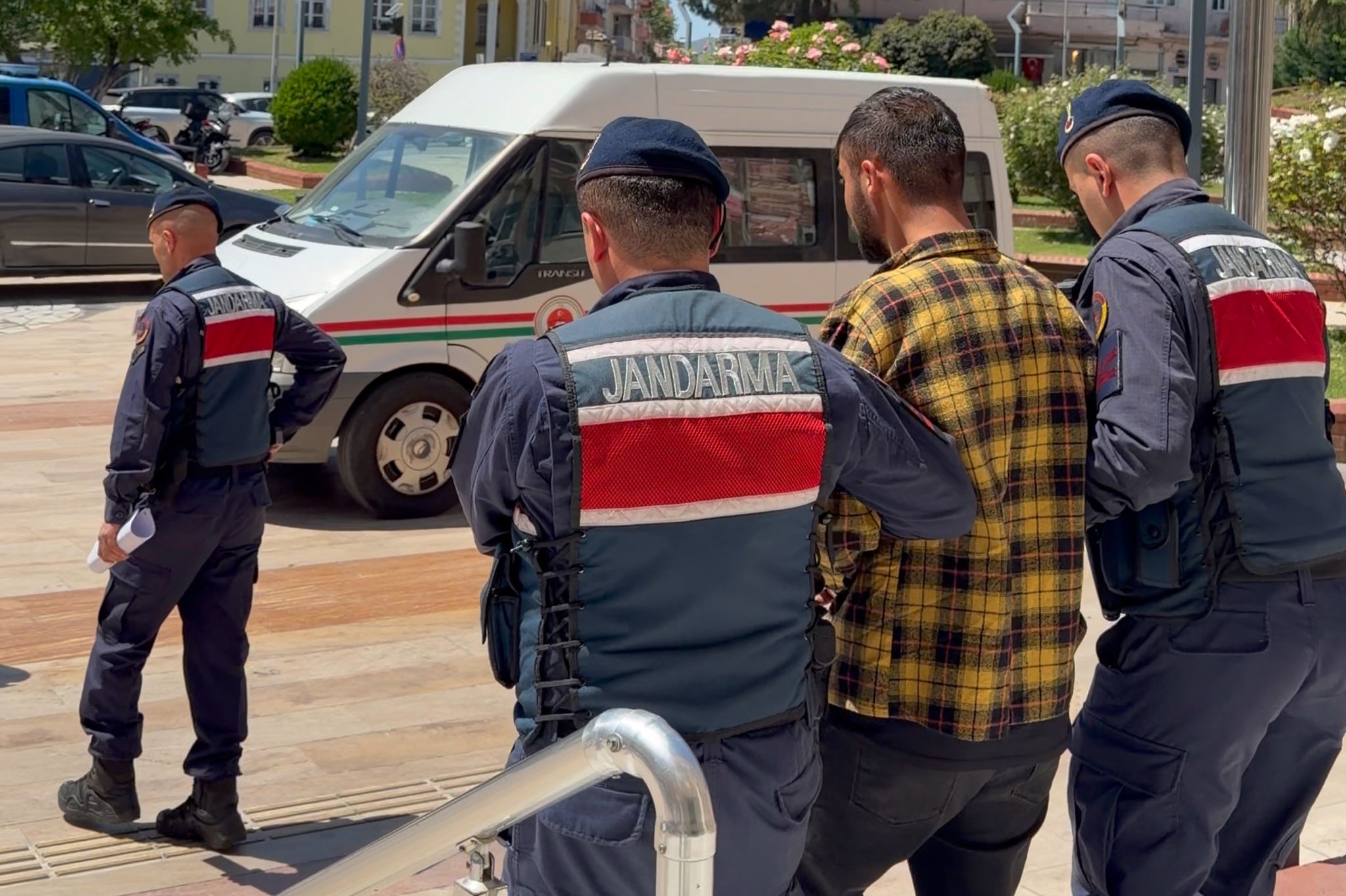 İncirliova'da kalabalık gruptan vatandaşa saldırı! 1 IMG 20260429 WA01091