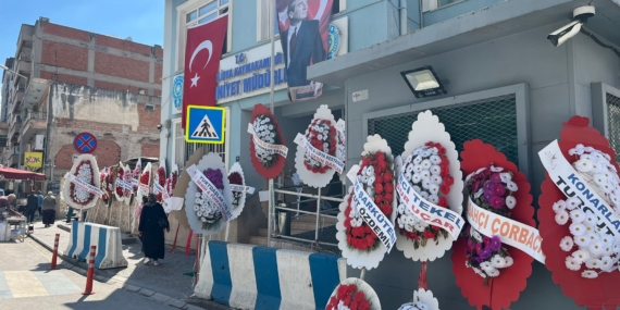 Emniyet Binasına çelenk yağdı