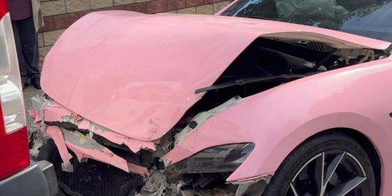 Pembe Maserati okul servisine çarptı: Kadın sürücü yaralı