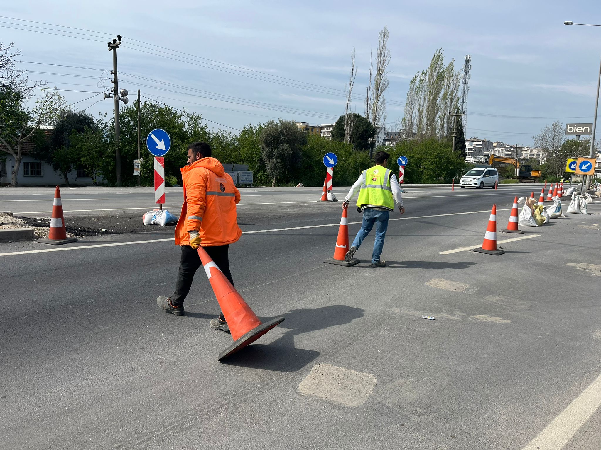 Aydın’da yenileme çalışması tamamlanan İncirliova karayolunun Germencik istikameti tamamlanarak trafiğe açıldı. 1 WhatsApp Image 2026 04 11 at 10.43.17