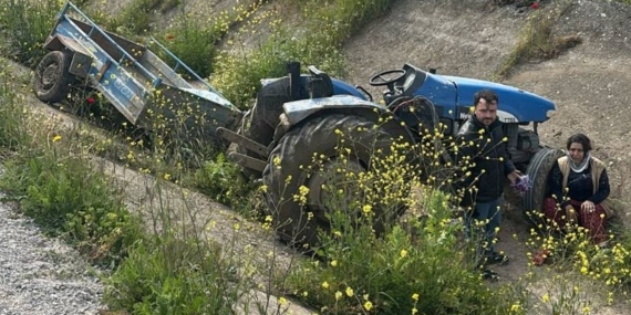 Lastiği fırlayan traktör takla attı: 2 yaralı