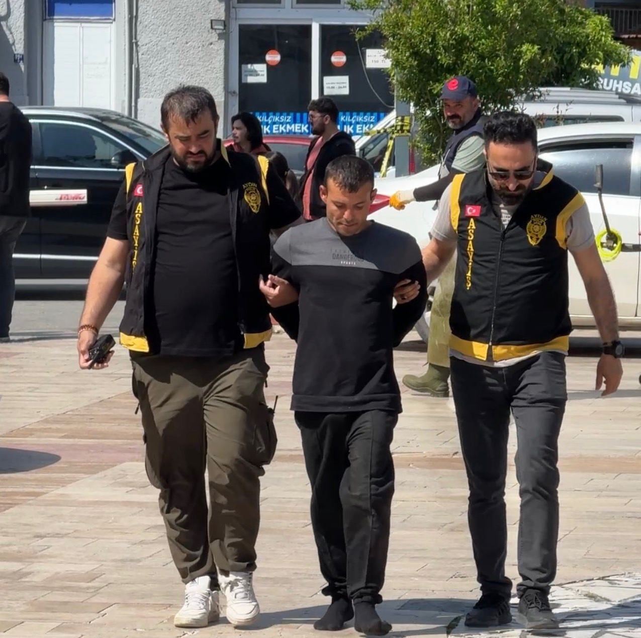 Aydın'da operasyon: Camdan atlayıp yalın ayak kaçmaya çalıştı 6 Aydın’da operasyon: Camdan atlayıp yalın ayak kaçmaya çalıştı