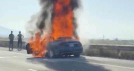 Lüks otomobil alevlere teslim oldu