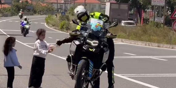 Bisiklet turunda yürek ısıtan video: Aydın polisi kumanyasını çocuklara verdi