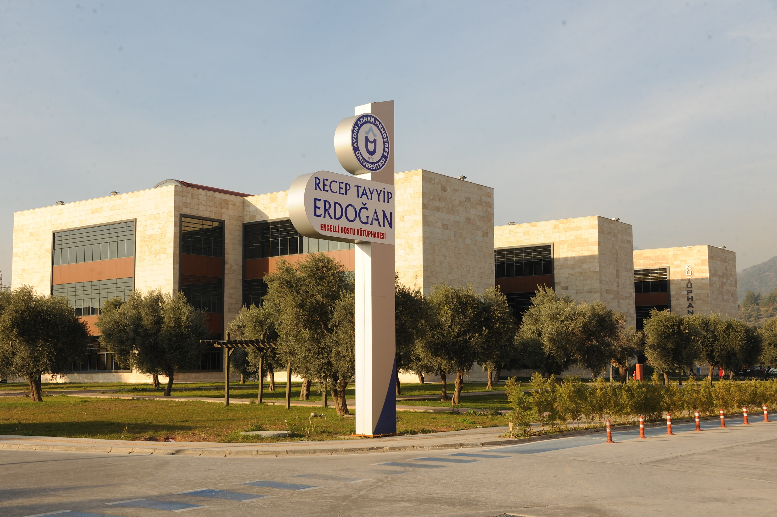 Adnan Menderes Üniversitesi Kütüphanesi Rehberi: Saatler, İmkanlar ve Bilmeniz Gereken Her Şey 1 adnan menderes universitesi kutuphane scaled