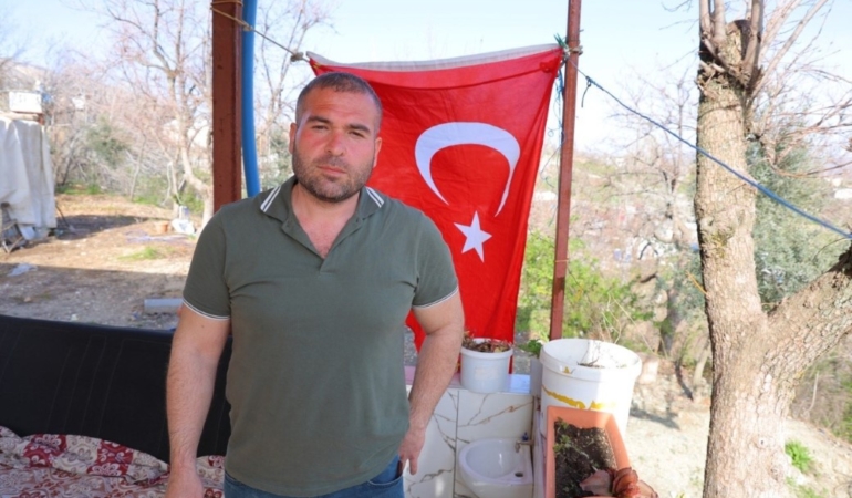 KAHRAMANMARAŞ'TA SİLAH SESLERİNİ DUYUNCA OKULA KOŞAN BABA YAŞADIKLARINI ANLATTI