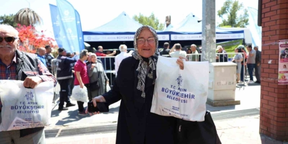 Aydın Büyükşehir Belediyesi binlerce fideyi Nazilli’de vatandaşlara dağıttı