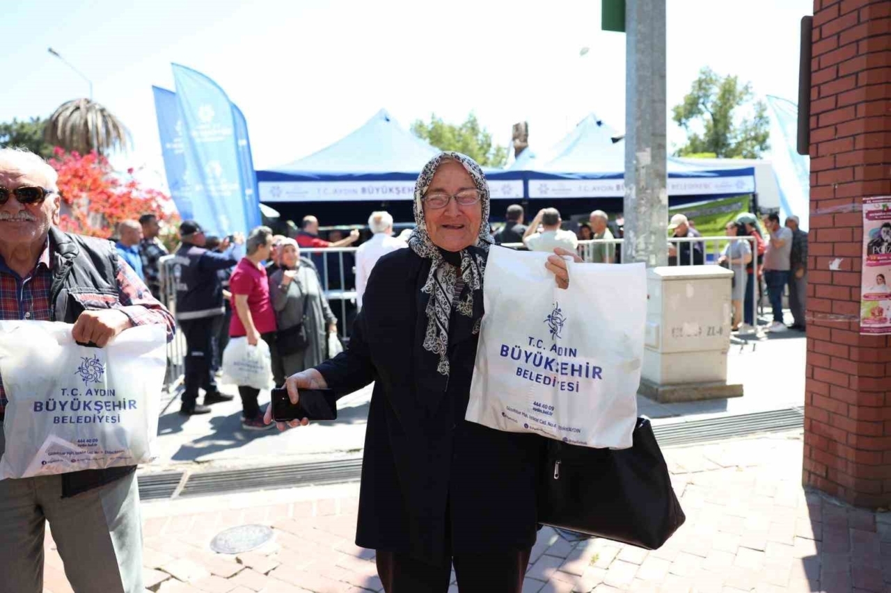 aydin buyuksehir belediyesi binlerce fideyi nazillide vatandaslara dagitti 1a3342da621d