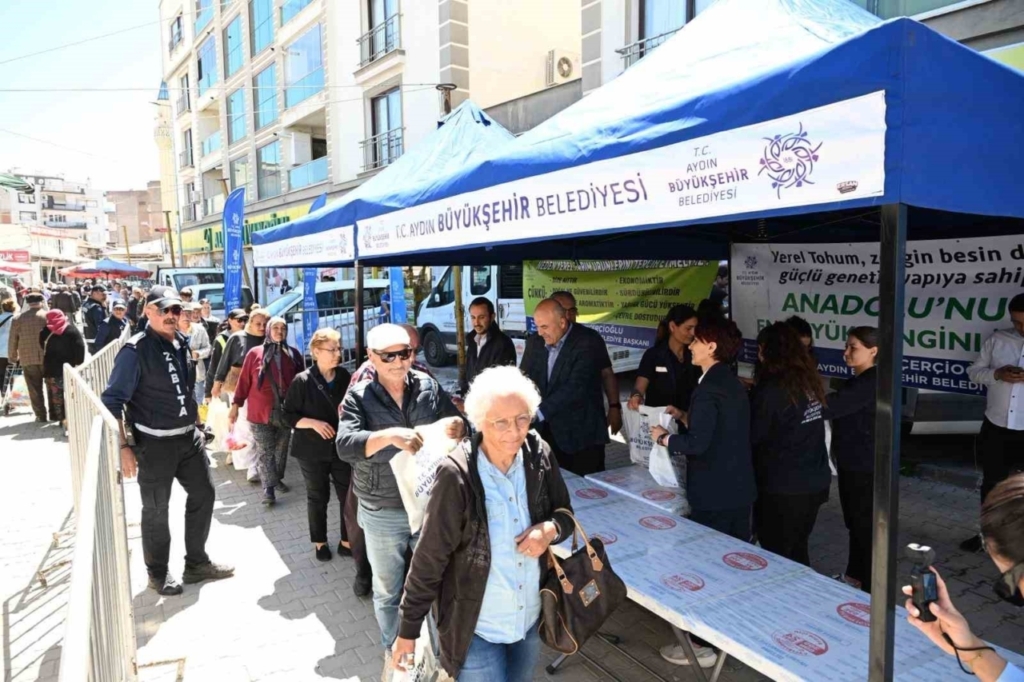 aydin buyuksehir belediyesi sokede binlerce fideyi vatandaslarla bulusturdu 8c0dd0ff0f16
