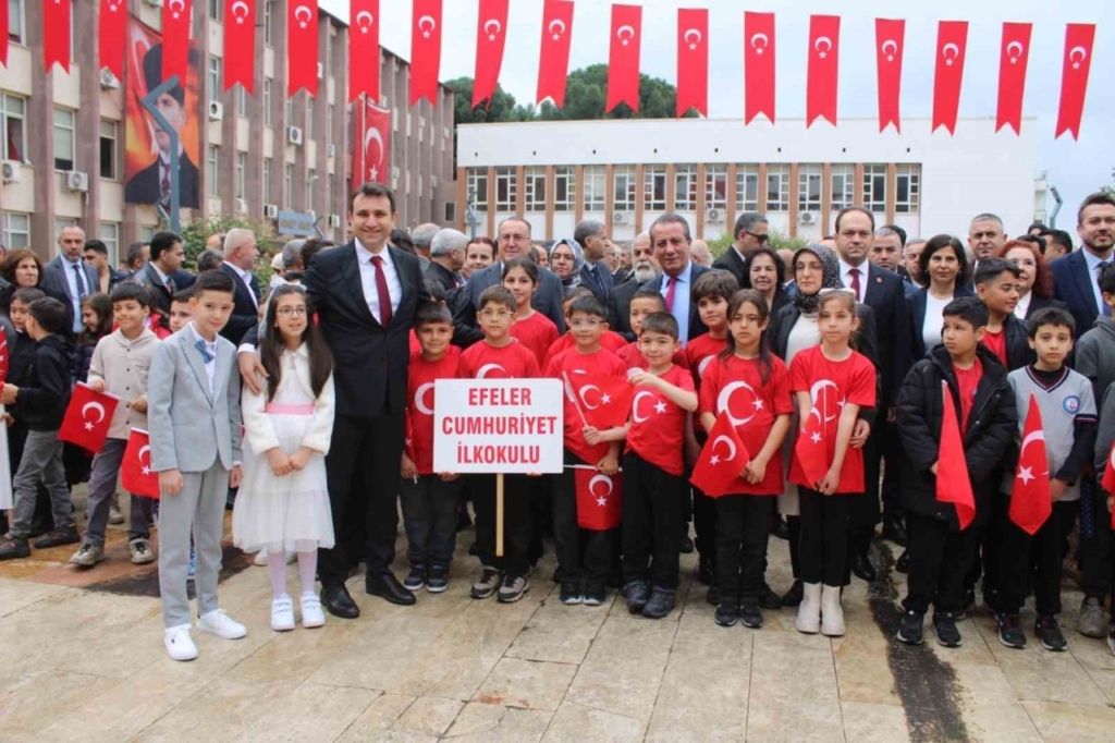 aydinda 23 nisan kutlamalari celenk sunumuyla basladi 210120e1a46c