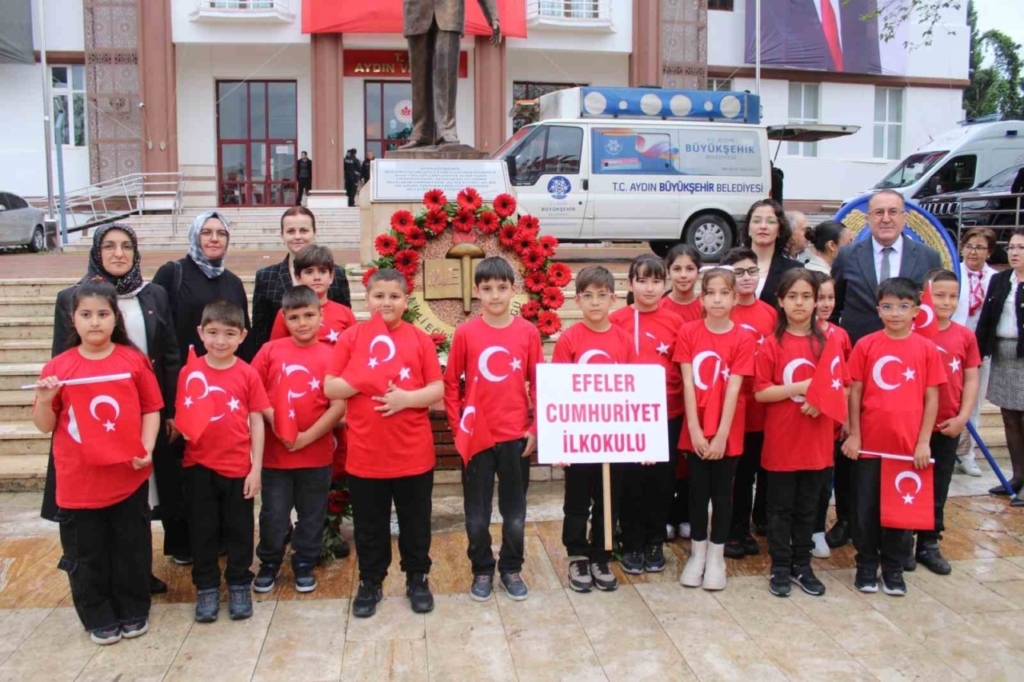 aydinda 23 nisan kutlamalari celenk sunumuyla basladi 26f76c6dce3a