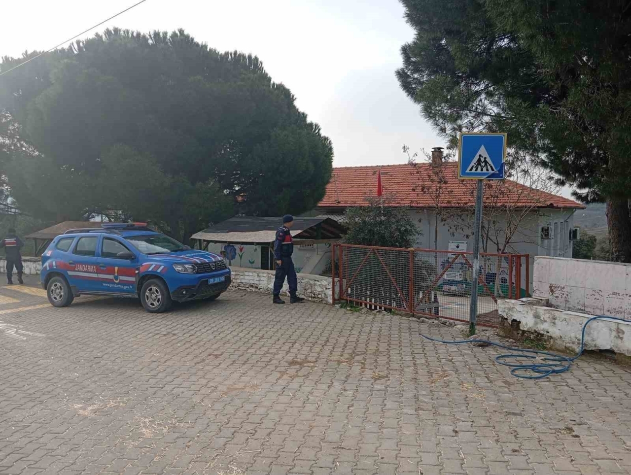 Aydın’da jandarma ekipleri okul önlerindeki güvenlik tedbirlerini arttırdı 1 aydinda jandarma ekipleri okul onlerindeki guvenlik tedbirlerini arttirdi 1ff01cd89d61