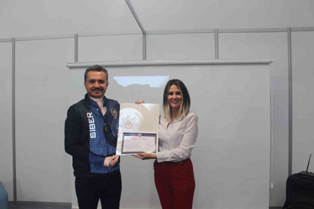Aydın’da öğrencilere Siber Güvenlik Eğitimi 2 aydinda ogrencilere siber guvenlik egitimi e6a6ea72def7