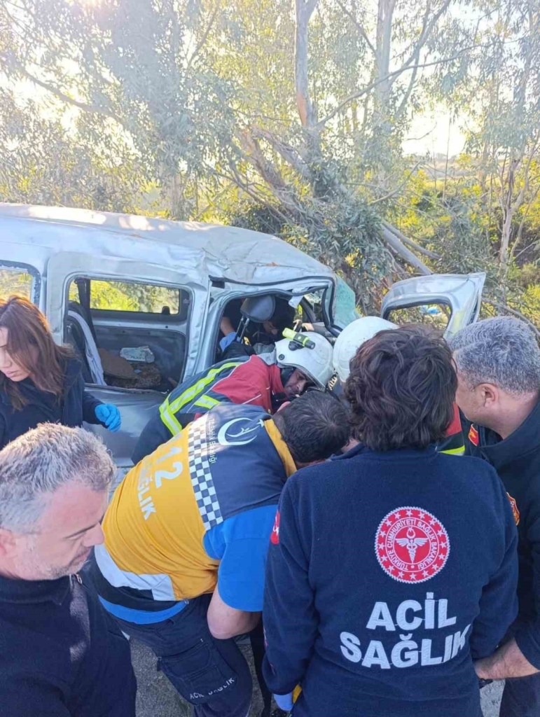 aydinda trafik kazasi 3 yarali b8e371c2f532