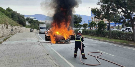 Aydın’da aynı noktada 2 araç cayır cayır yandı!