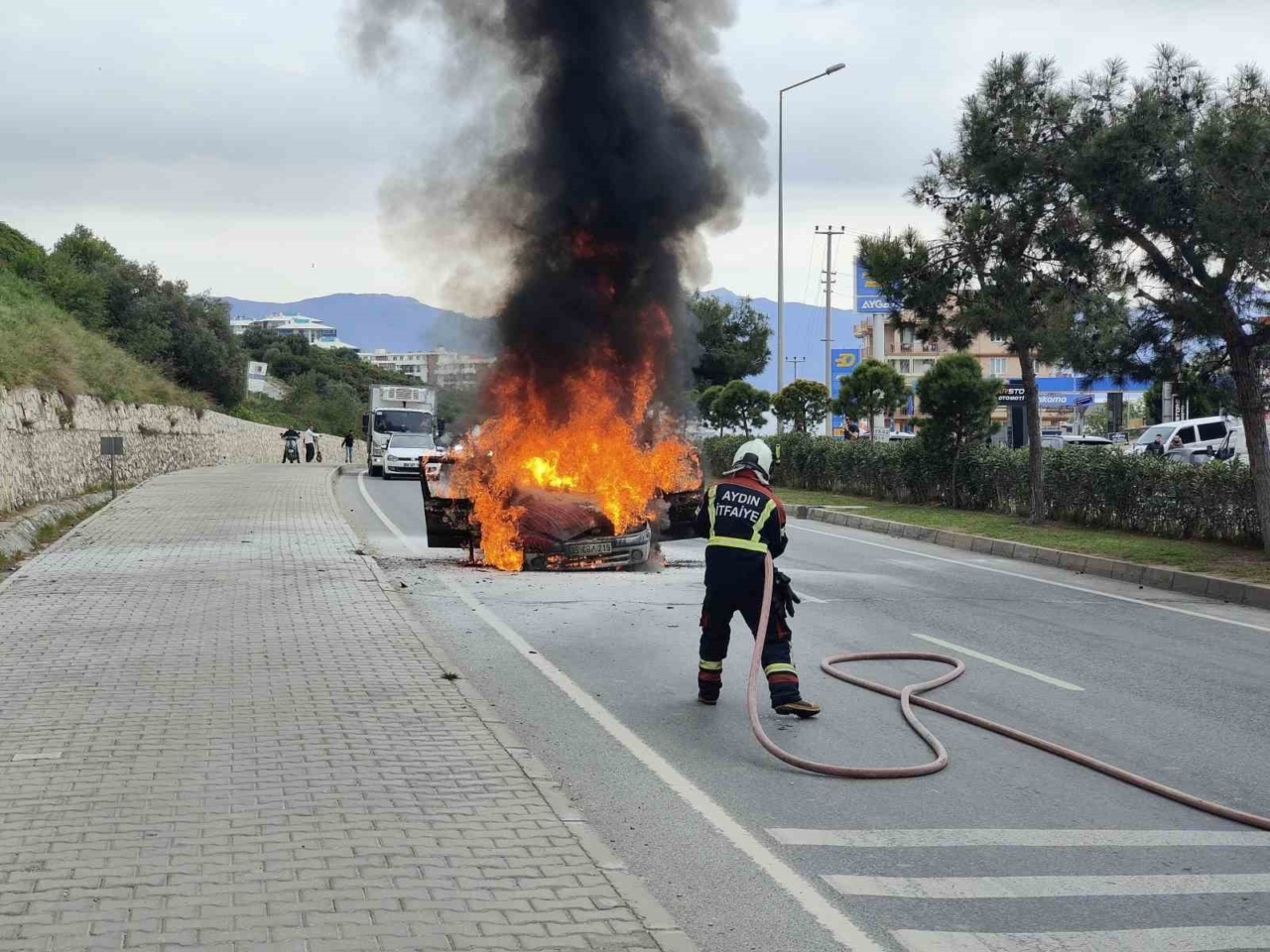 Aydın'da aynı noktada 2 araç cayır cayır yandı! 1 ayni noktada 2 arac alevlere teslim oldu eda6391dbf57