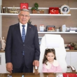 Başkan Güler, koltuğunu minik öğrencilere devretti