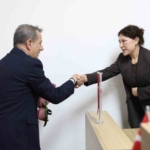 Başkan Yetişkin’den kadın meclis üyelerine anlamlı davranış