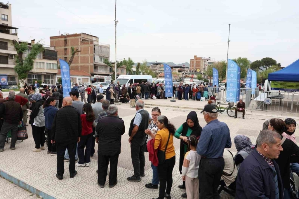 binlerce fide kusadasi ve incirliovada vatandaslarla bulustu 370247d3ffb4