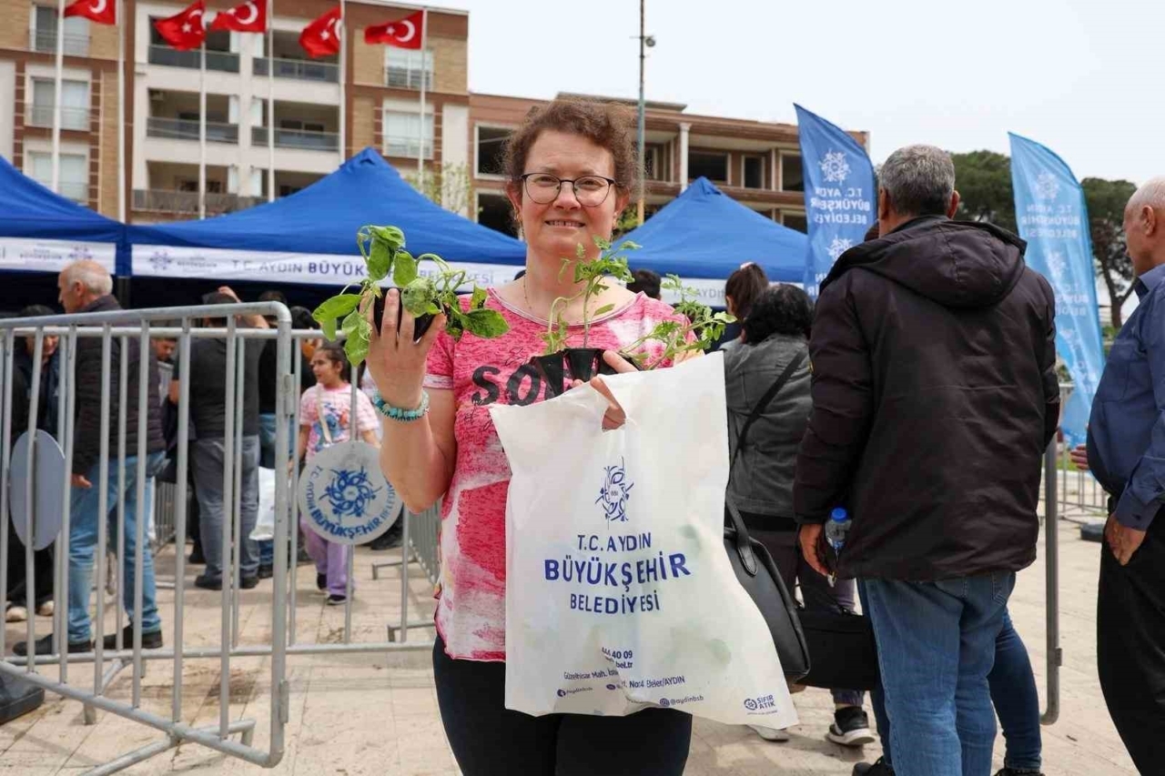 Binlerce fide Kuşadası ve İncirliova’da vatandaşlarla buluştu 1 binlerce fide kusadasi ve incirliovada vatandaslarla bulustu 66935c74a1f2