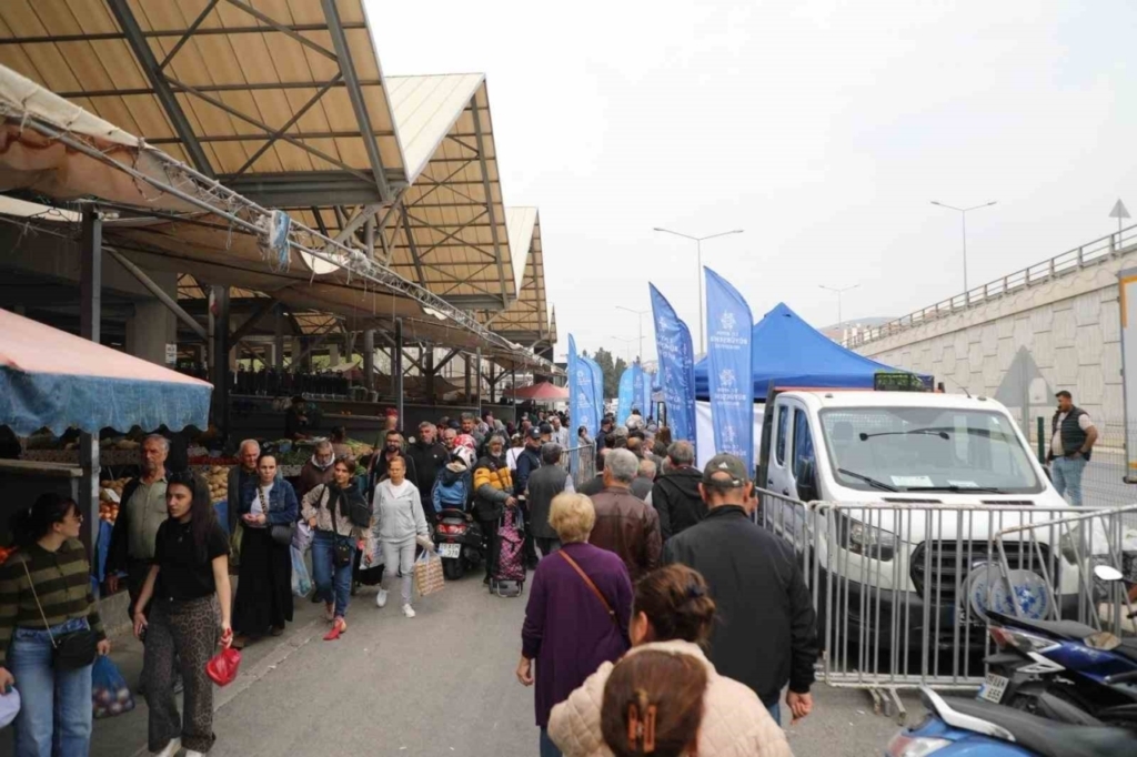 binlerce fide kusadasi ve incirliovada vatandaslarla bulustu e56553bdb9e6
