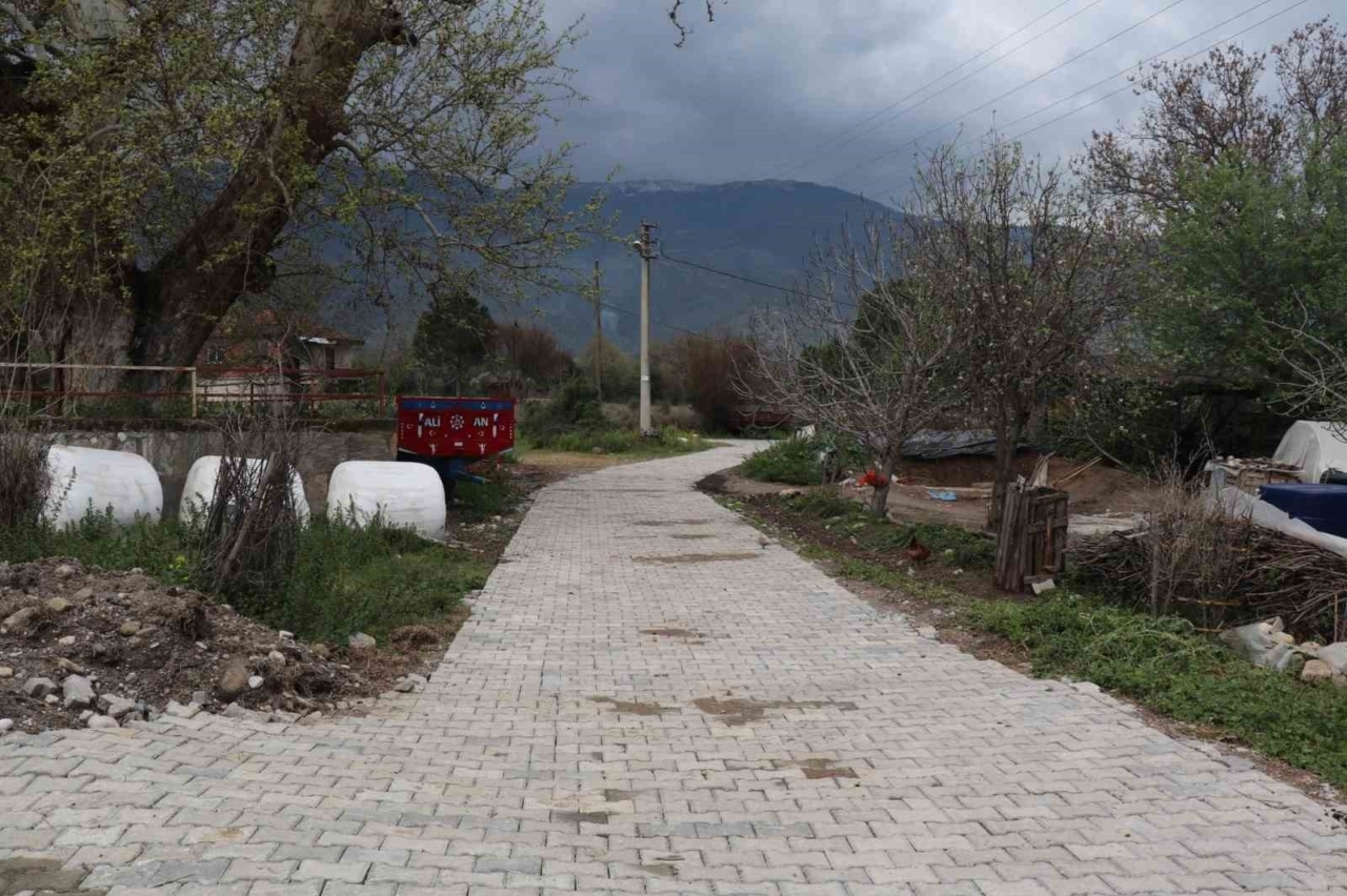 Bozdoğan Akçay Mahallesi’nde yollar yenilendi 1 Bozdoğan Akçay Mahallesi’nde yollar yenilendi