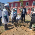 Bozdoğan Hükümet Konağı Bahçesinde çocuklarla fidan dikimi yapıldı