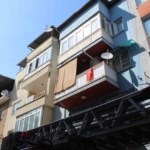 Çatıda yaktığı kablo ekipleri harekete geçirdi