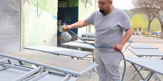 Cemiyetlerin vazgeçilmezi demir masalar sezona hazırlanıyor