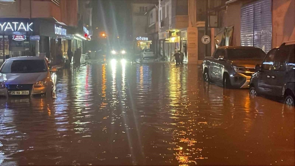 cinede saganak etkili oldu yollar gole dondu a8e34d96241c