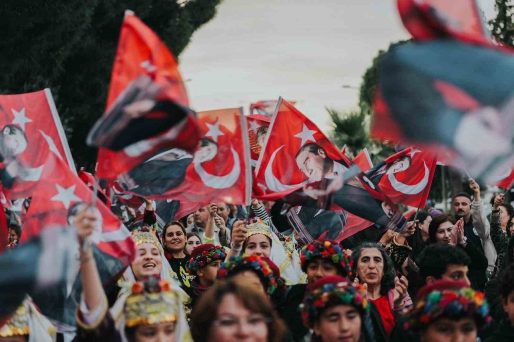 Didim’de bayram coşkusu sokaklara taştı 2 didimde bayram coskusu sokaklara tasti d94ad2e620d7